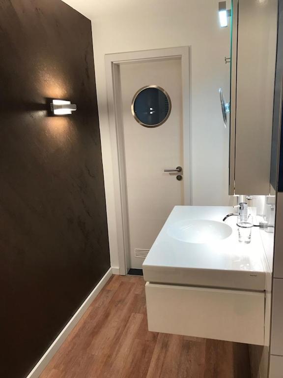 Exclusive Fewo In Warnemuende, 150M To The Beach, 2 Bathrooms, 2 Bedrooms, Sauna, Wifi And Much More. Rostock Buitenkant foto