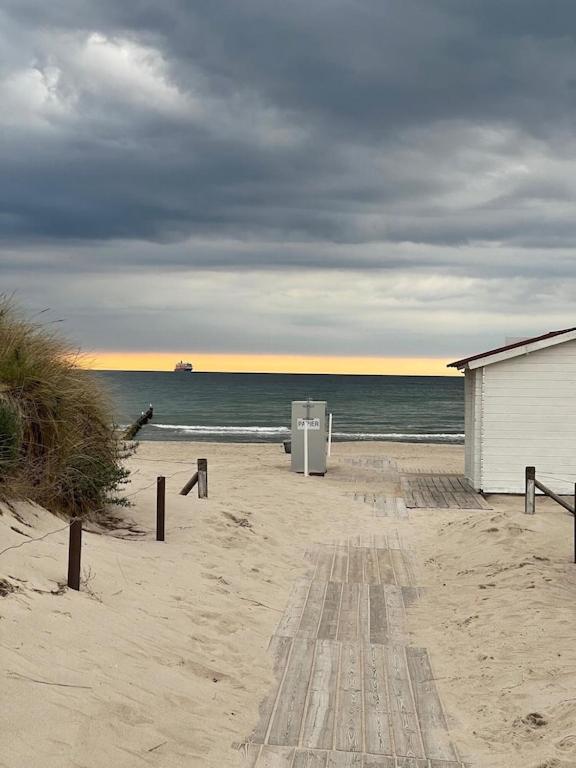Exclusive Fewo In Warnemuende, 150M To The Beach, 2 Bathrooms, 2 Bedrooms, Sauna, Wifi And Much More. Rostock Buitenkant foto